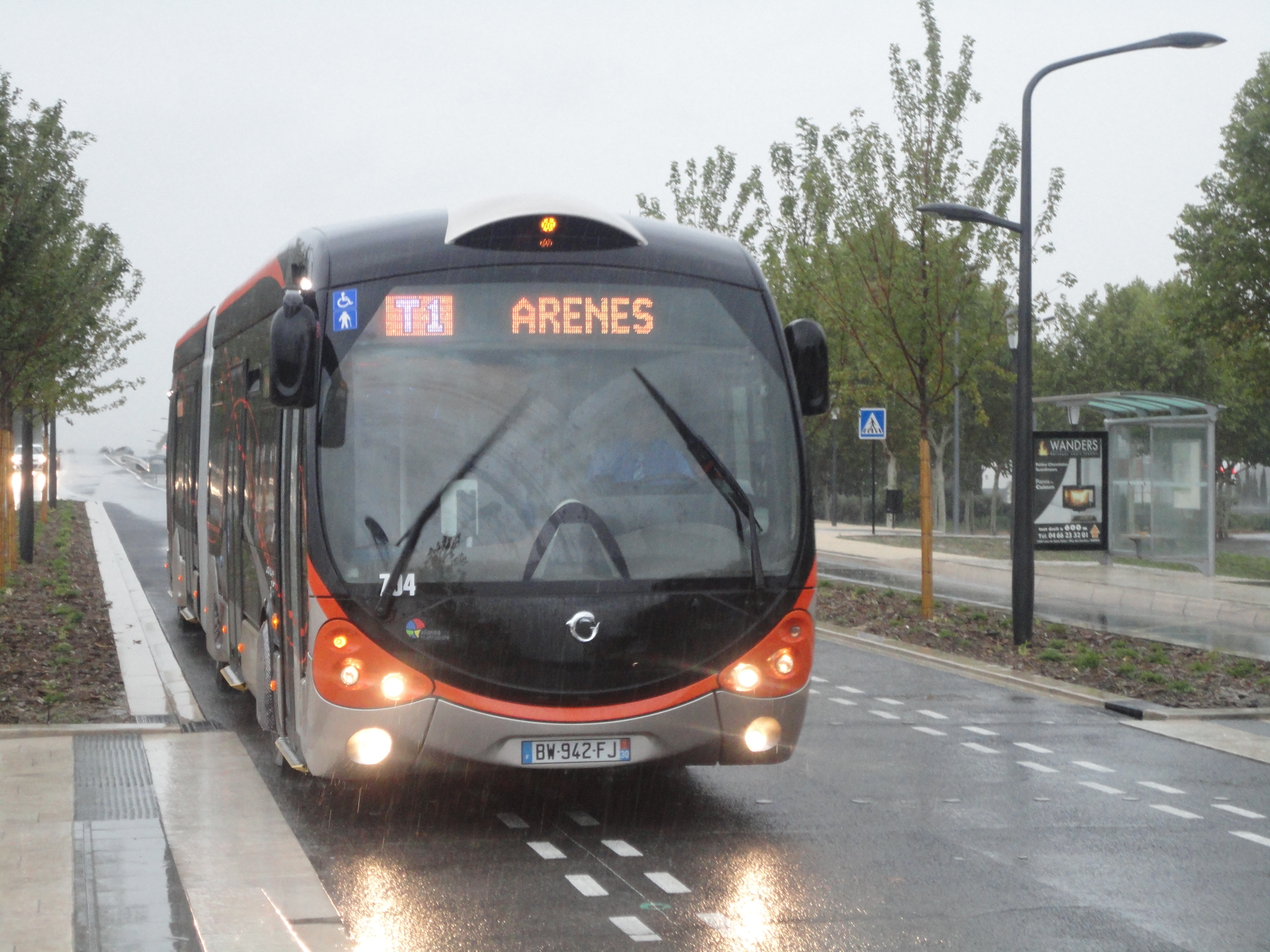 Le Trambus arrive ici à l'arrêt Costières-Parnasse