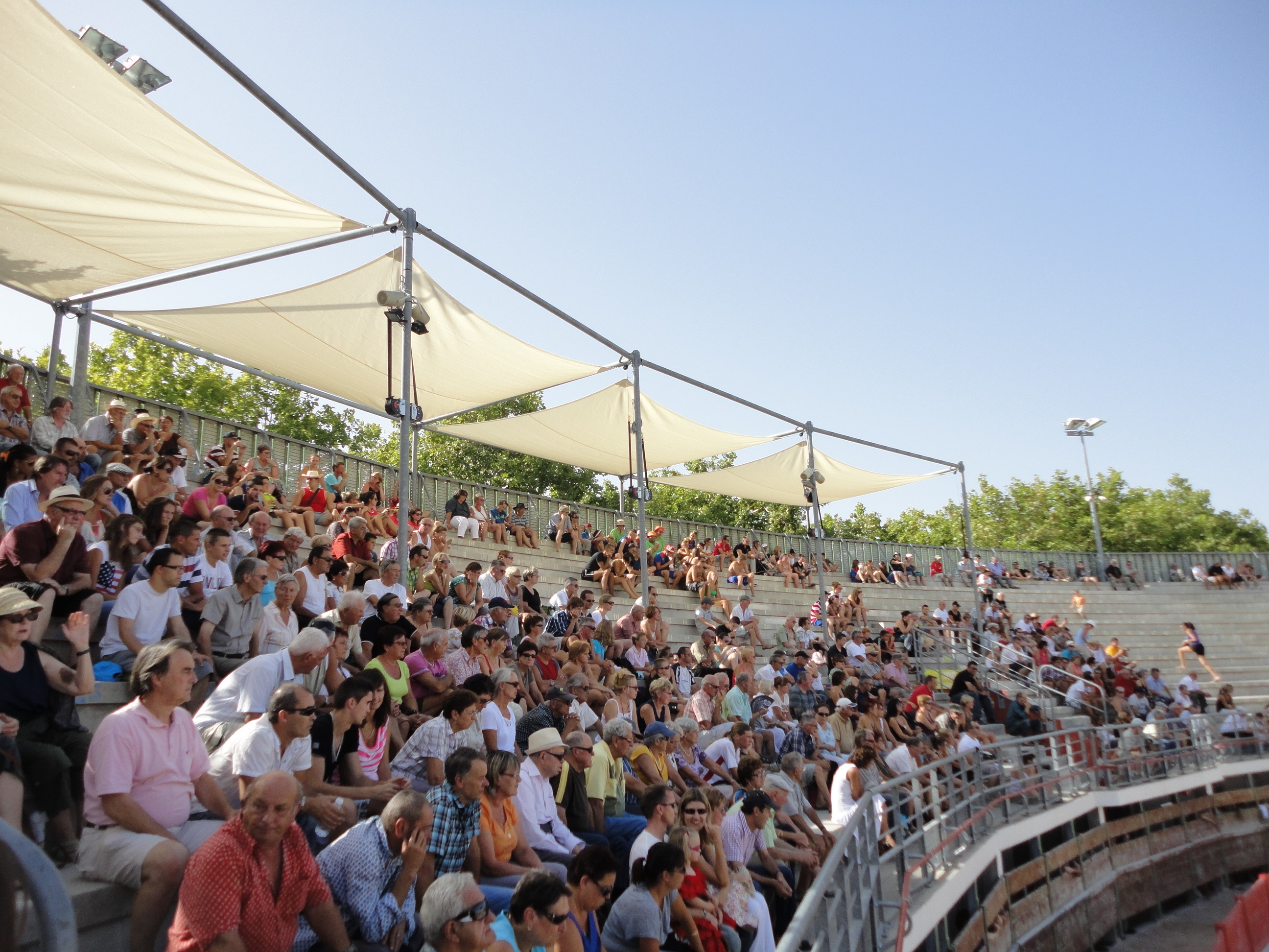 Les arènes, remplies, côté ombre