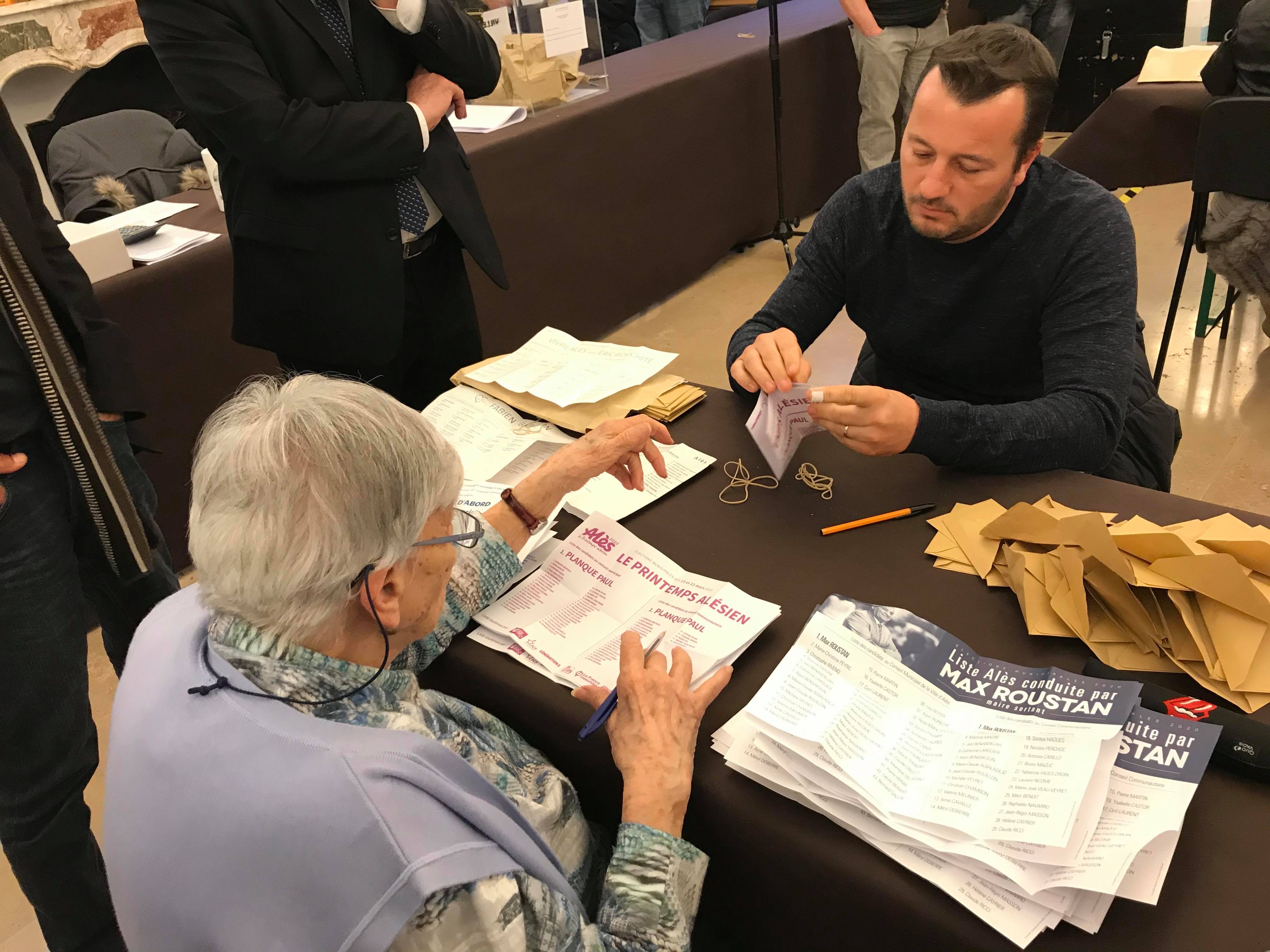 L'heure est au dépouillement. Photo Élodie Boschet/Objectif Gard