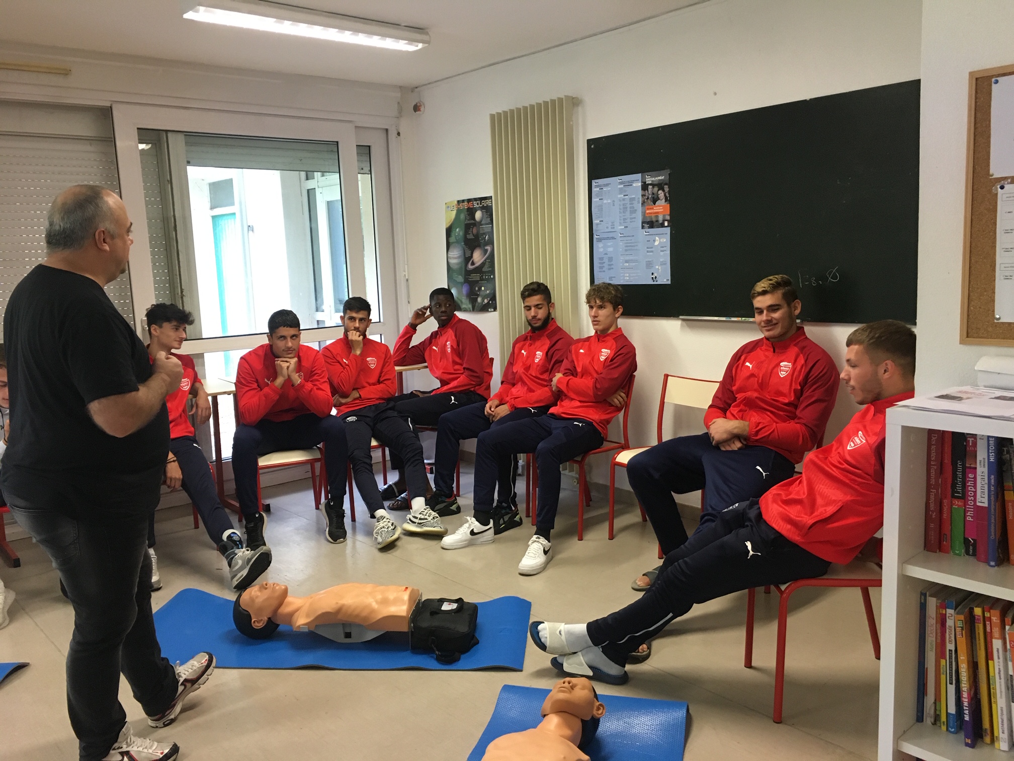 Les jeunes du Nîmes Olympique formés aux premiers gestes de secours (Photo Nîmes Olympique)