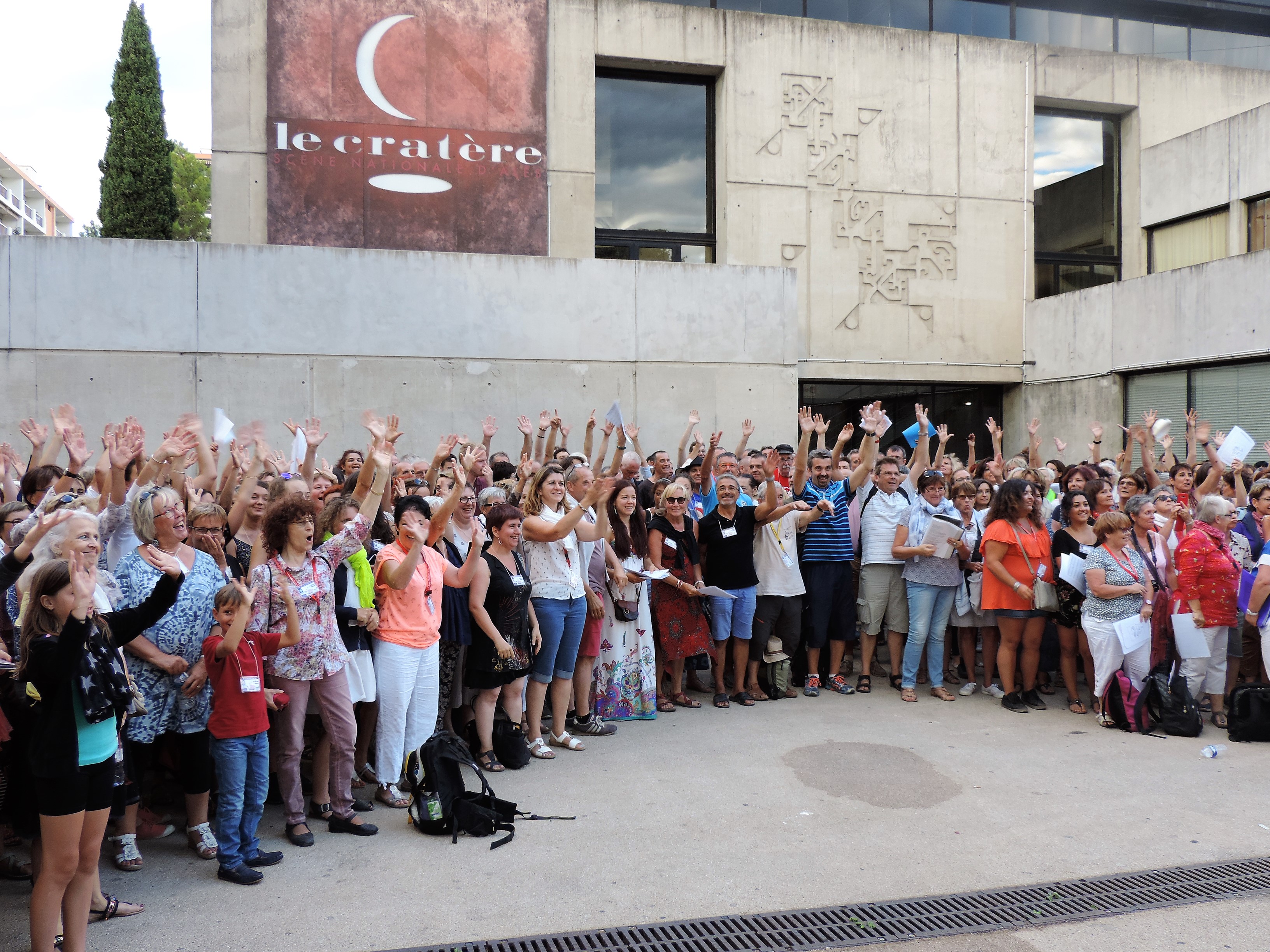 Les Fous Chantants hier soir dans les rues d'Alès. Photo Tony Duret / Objectif Gard 