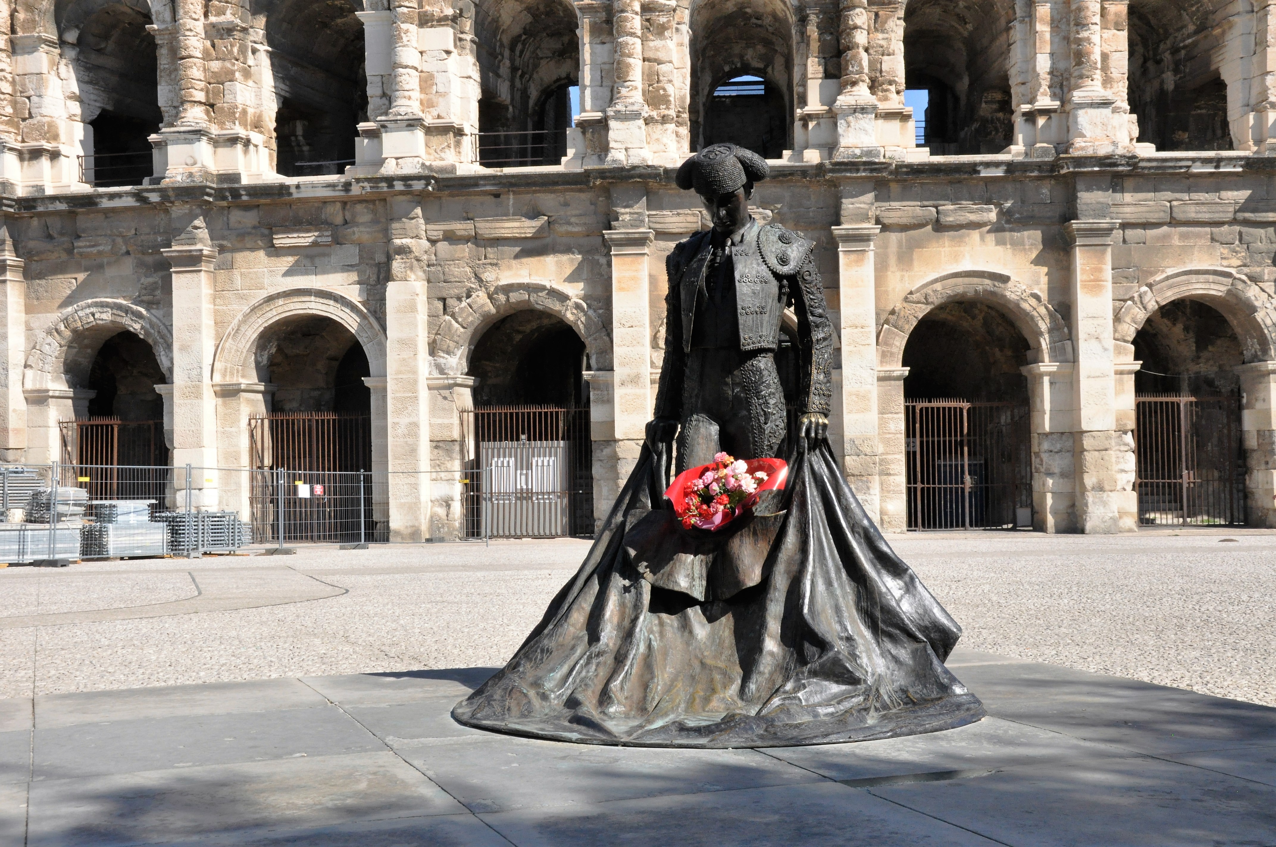 Dès le matin des anonymes étaint venus fleurir la staue du torero Photo : Philippe Gavillet de cPeney /Objectif Gard)