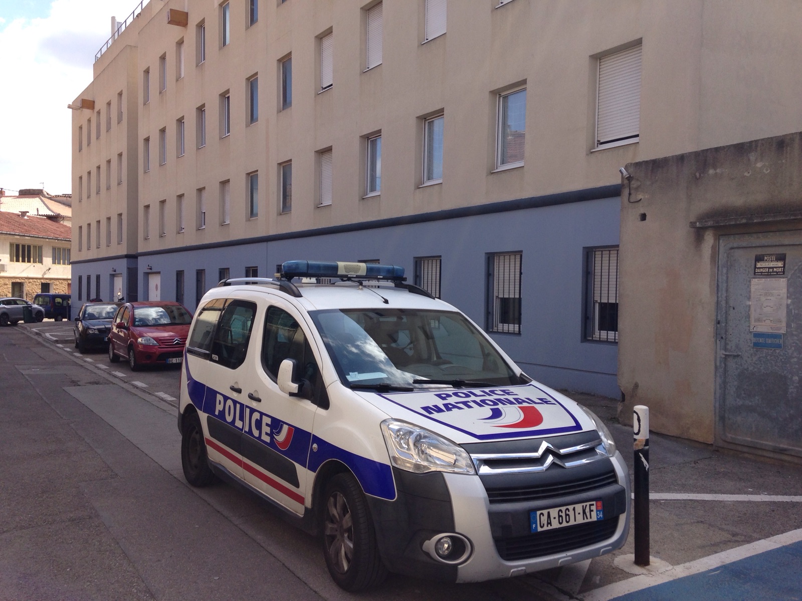 policenationale-voiture-nimes