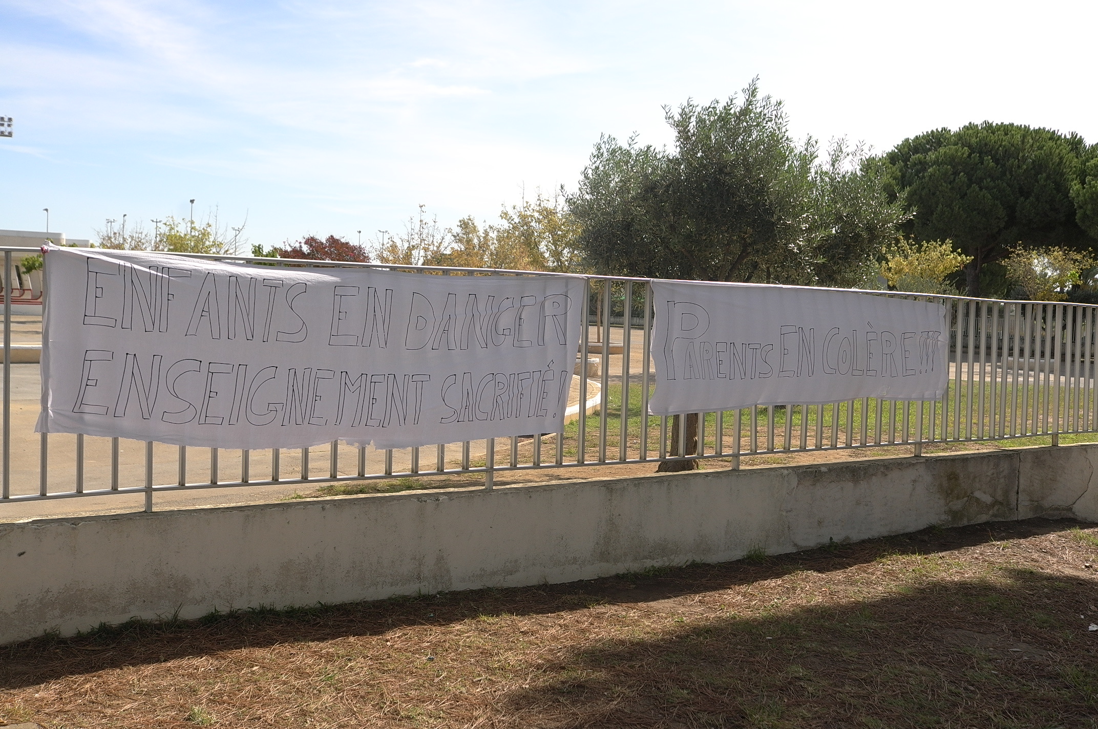 grau-du-roi-parents-en-colere-ecole-le-repausset-1