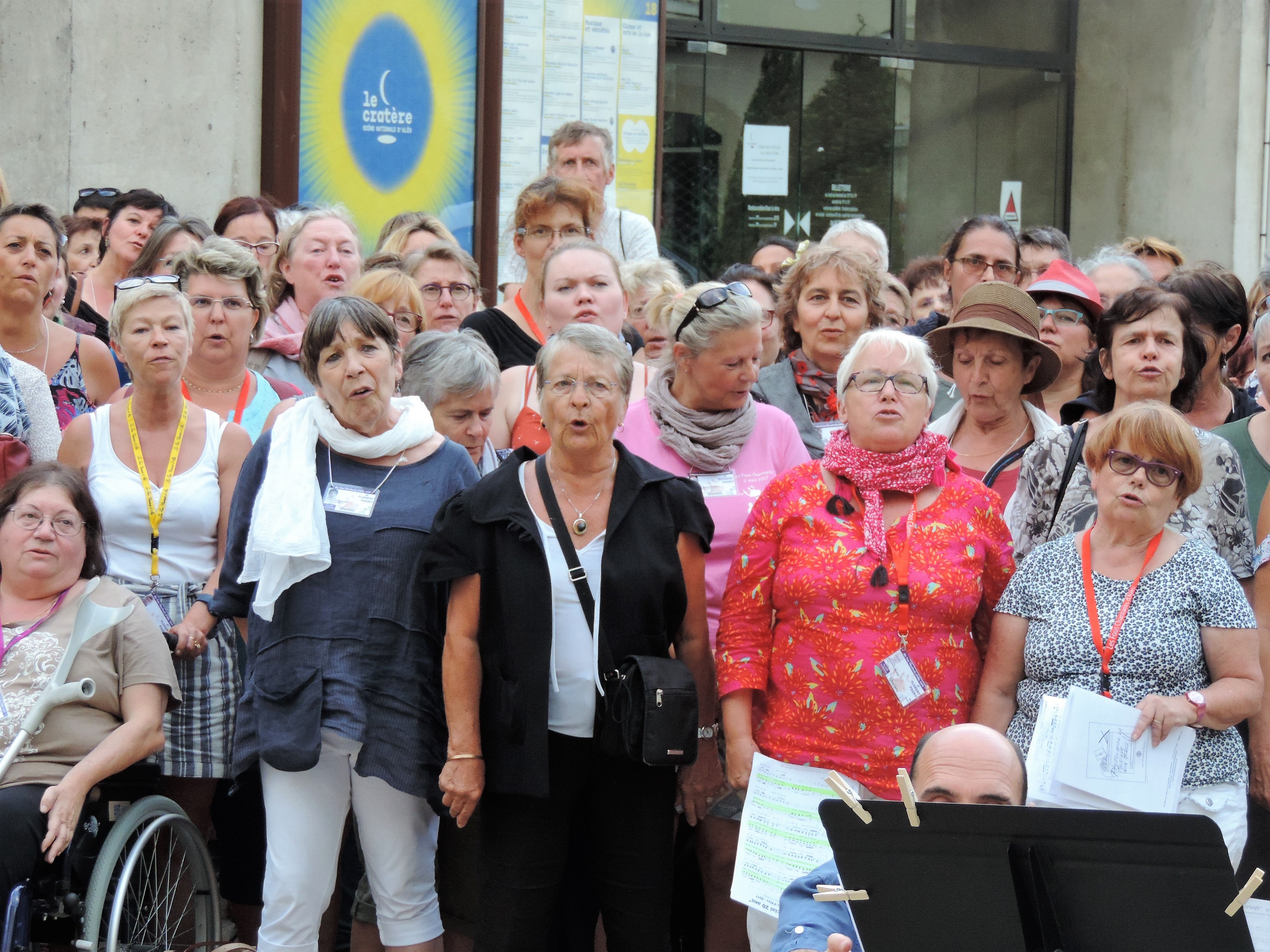 Les Fous Chantants hier soir dans les rues d'Alès. Photo Tony Duret / Objectif Gard 