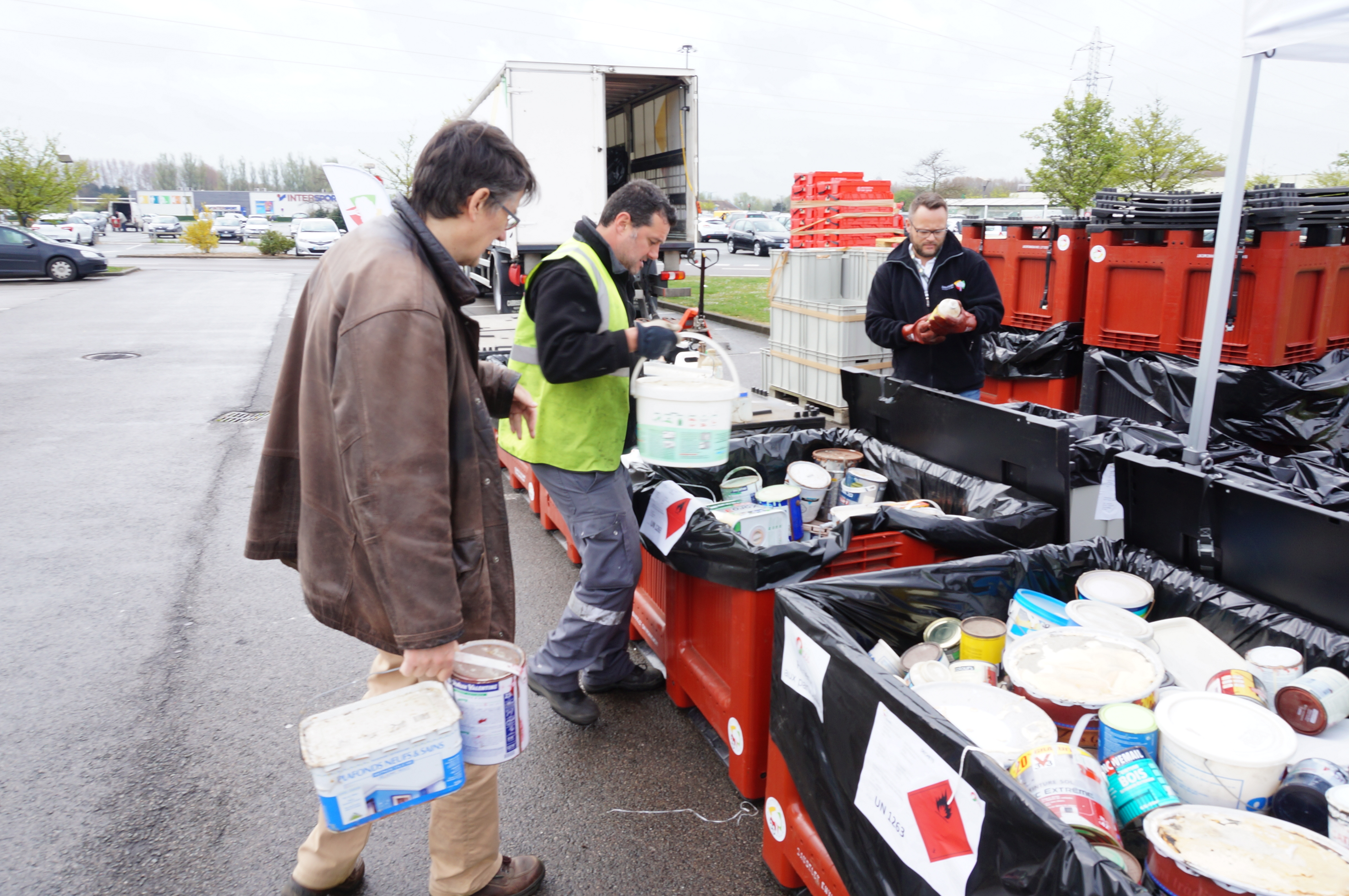 un-operateur-de-dechets-prend-en-charge-les-dechets-des-deposants