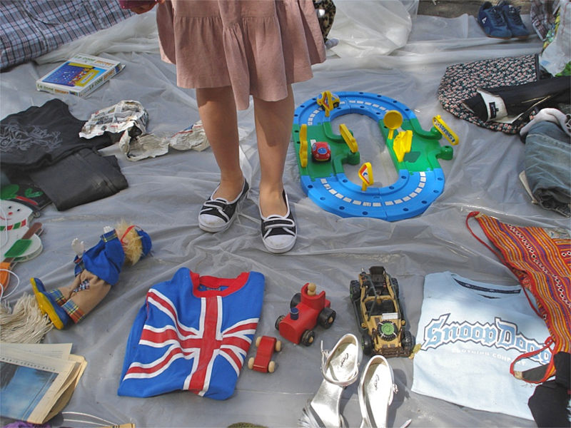 800px-Vide-grenier,_brocante,_jouets