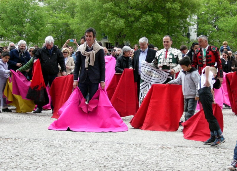 Joselito a même repris le capote pour le premier flashmob taurin organisé à l'ombre des arènes avec les élèves des écoles taurines... et tous les aficionados venus avec un capote ou une muleta.