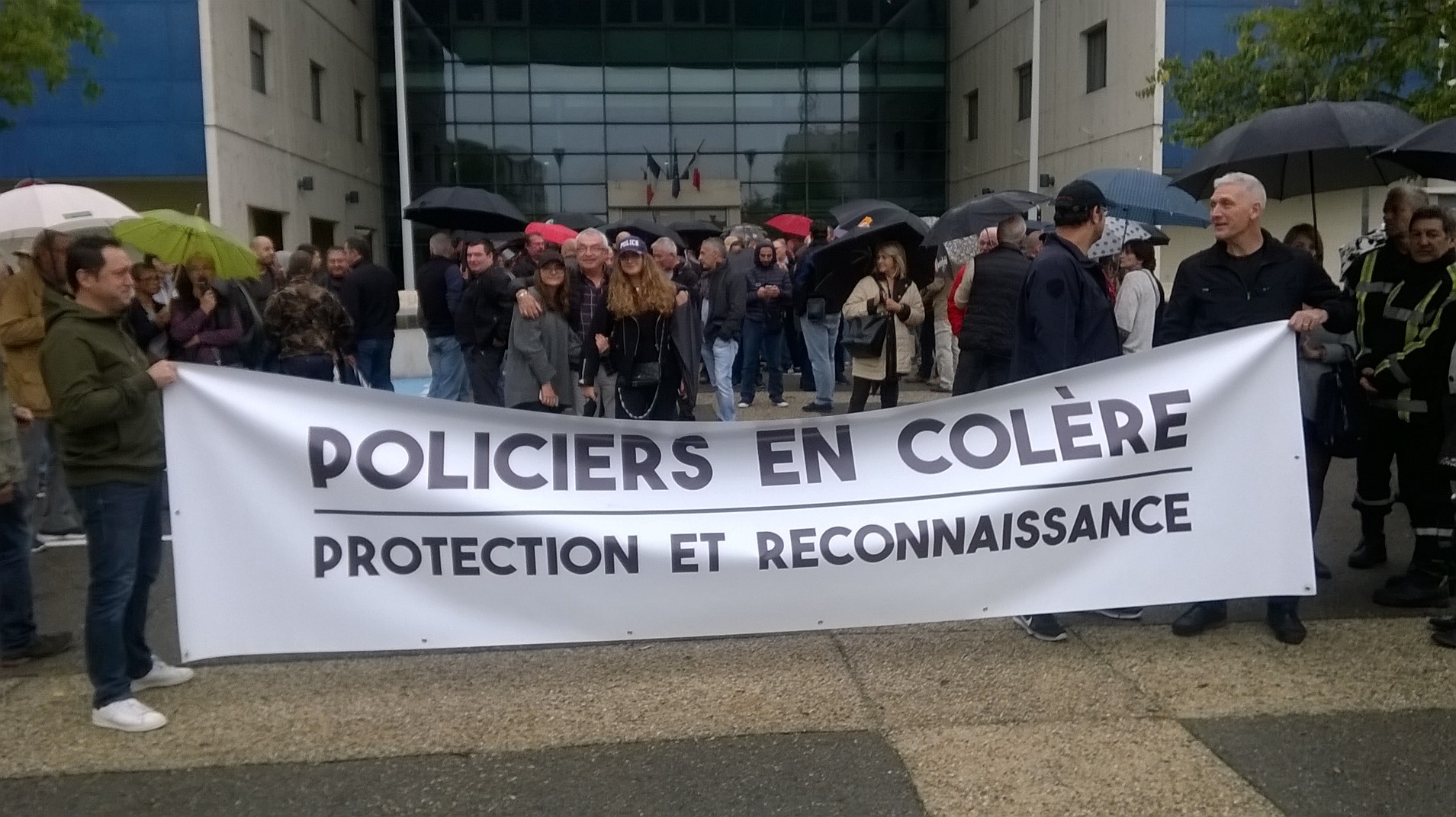 policier-colere-nimes