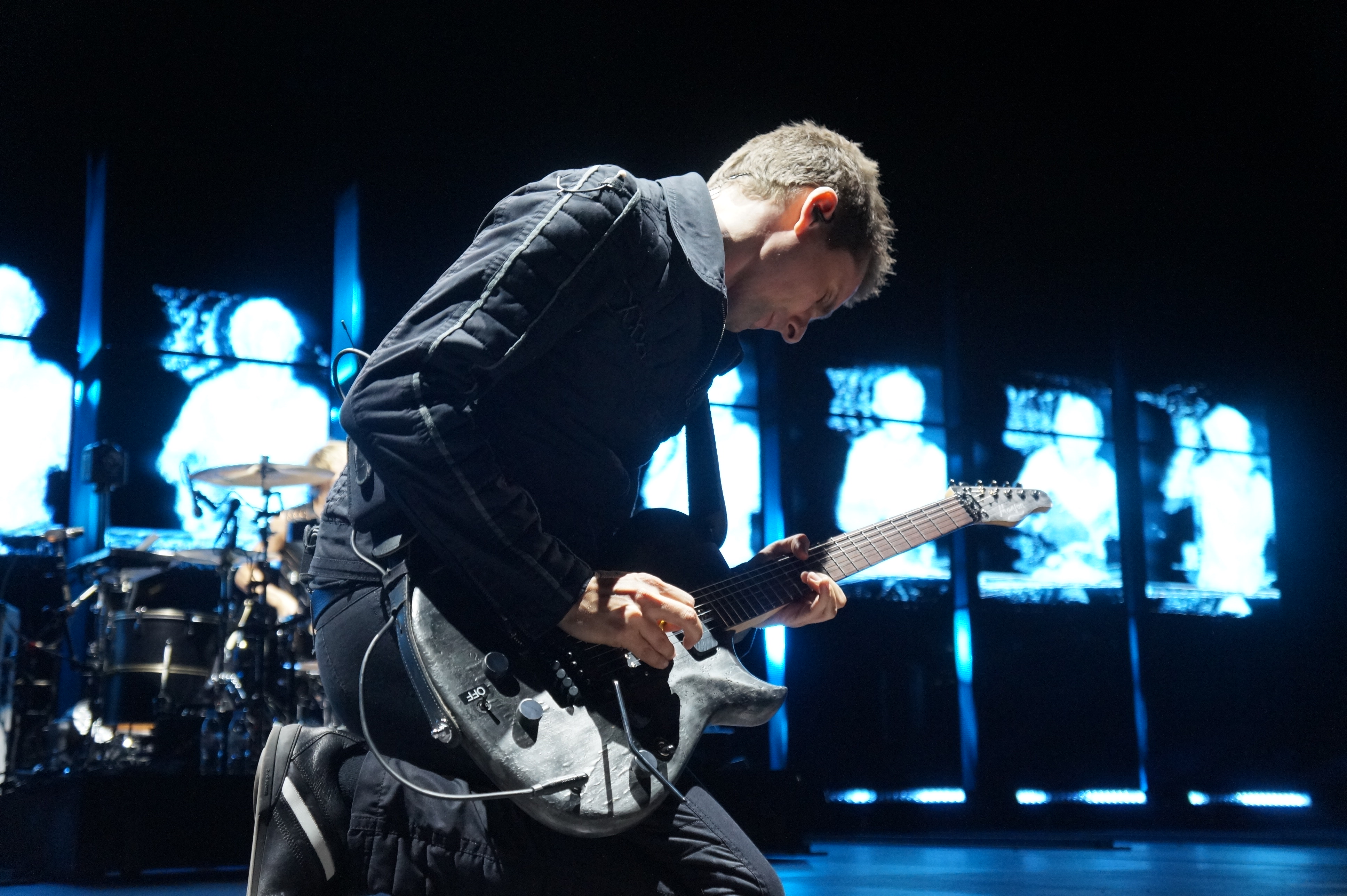 Muse lors de son concert aux arènes ce lundi 18 juillet. (Photo Baptiste Manzinali / Objectif Gard)