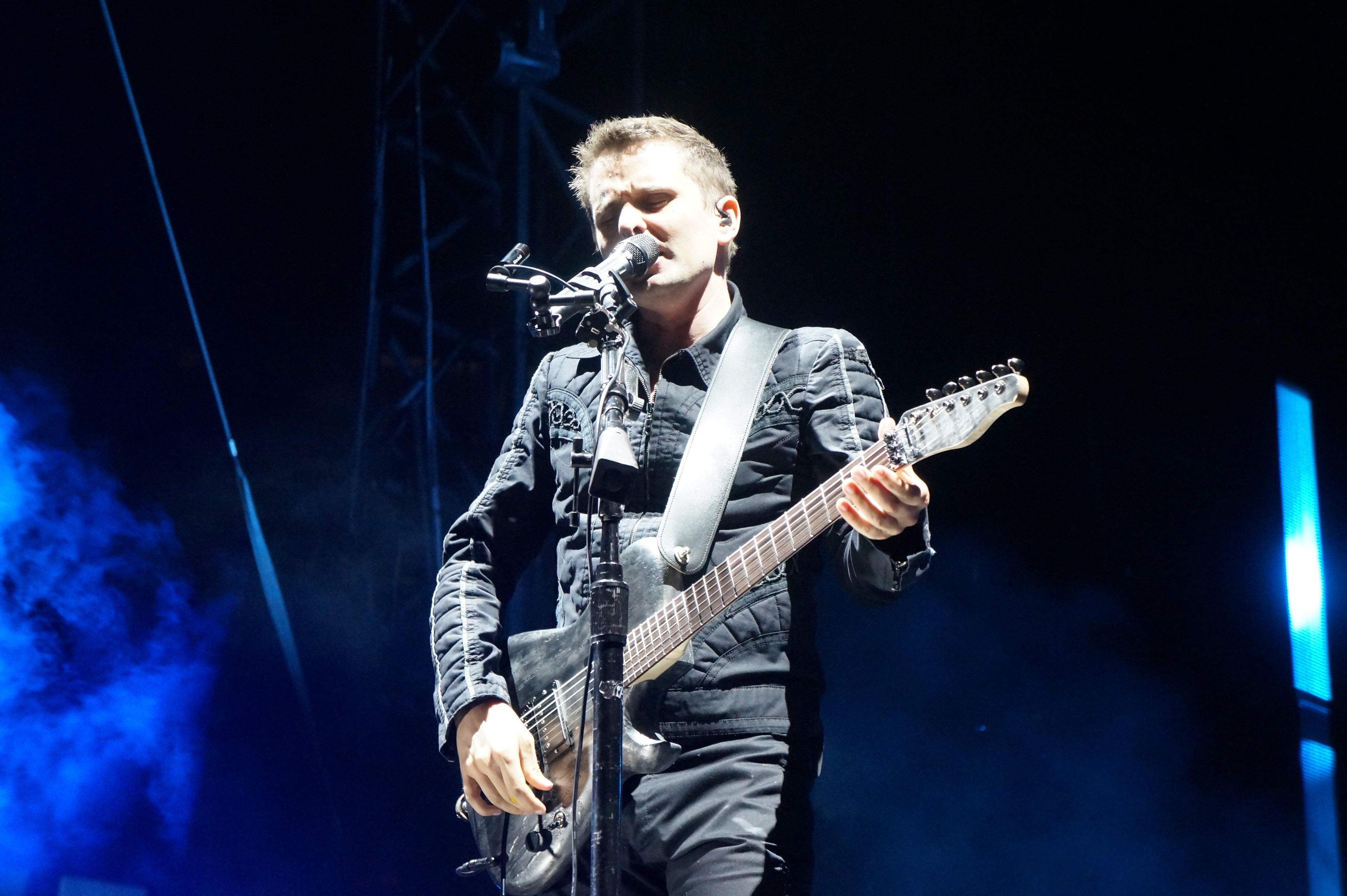 Muse lors de son concert aux arènes ce lundi 18 juillet. (Photo Baptiste Manzinali / Objectif Gard)