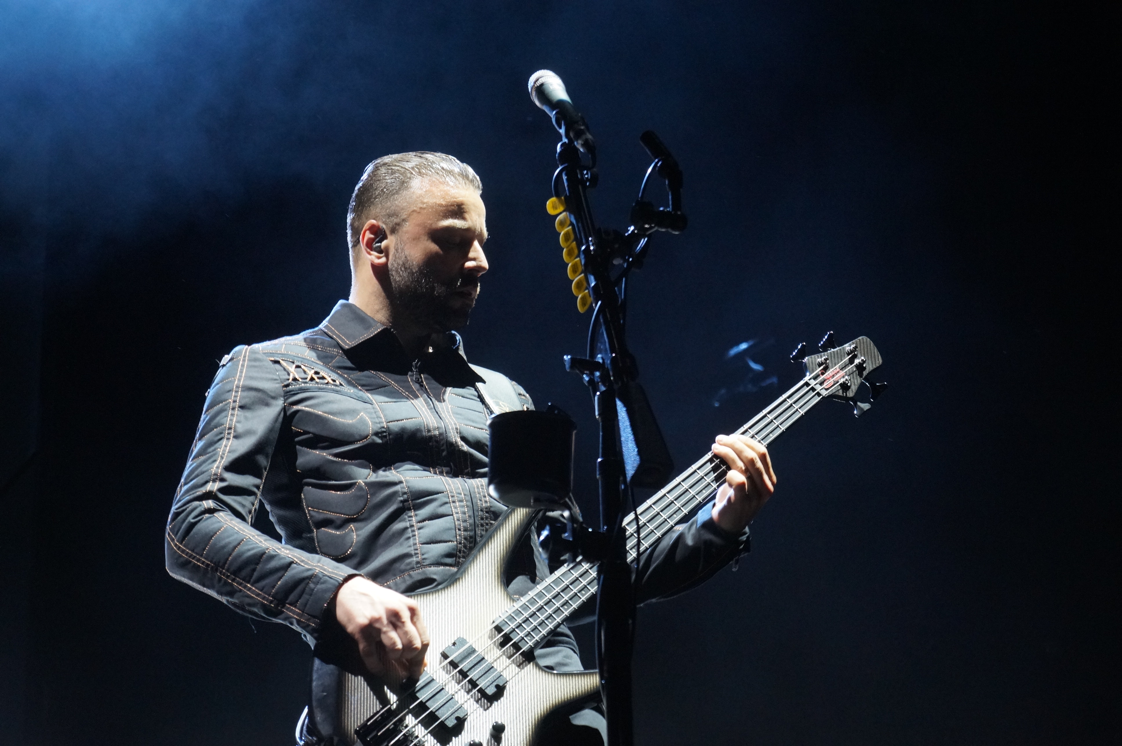 Muse lors de son concert aux arènes ce lundi 18 juillet. (Photo Baptiste Manzinali / Objectif Gard)