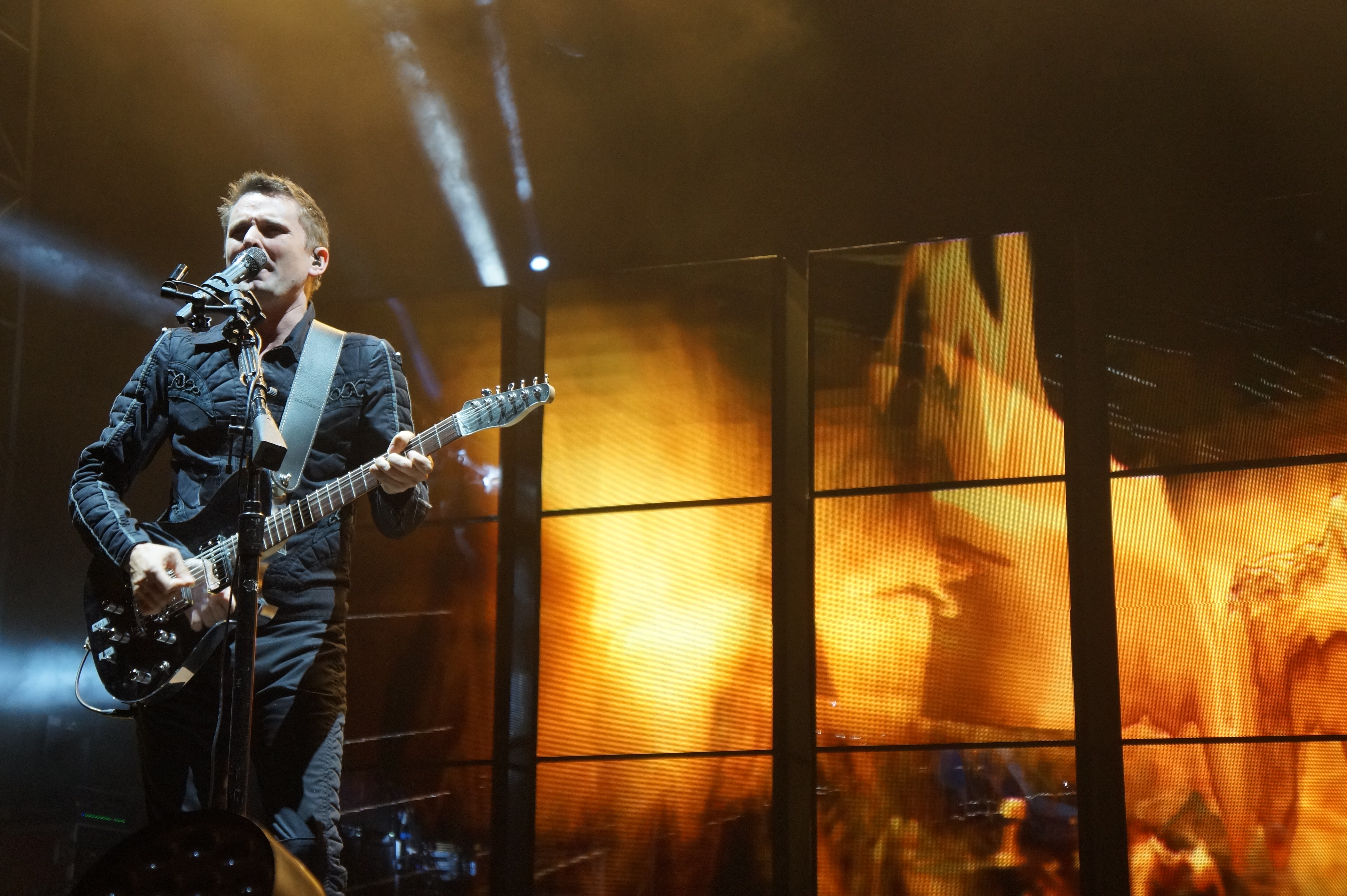 Muse lors de son concert aux arènes ce lundi 18 juillet. (Photo Baptiste Manzinali / Objectif Gard)