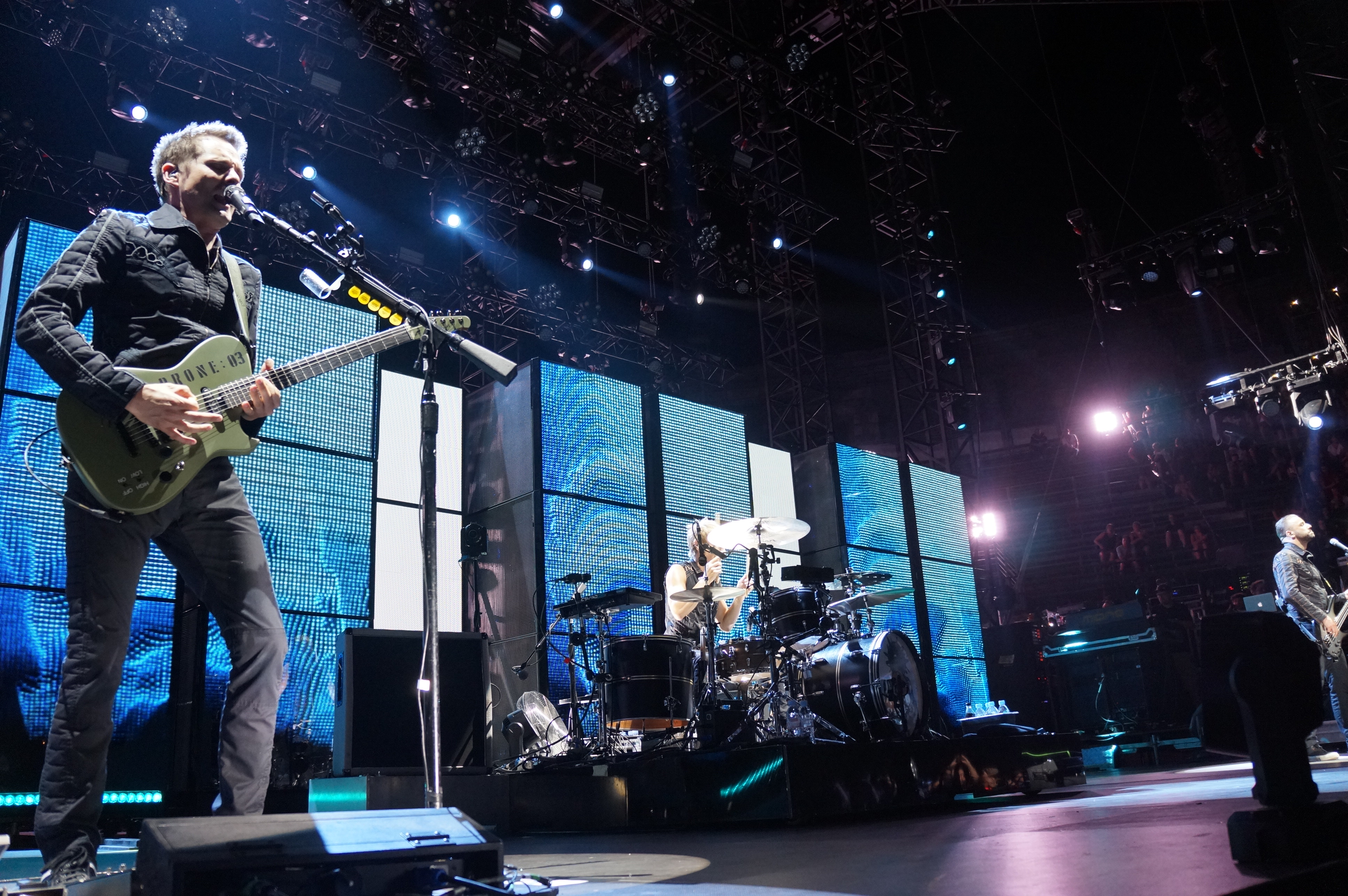 Muse lors de son concert aux arènes ce lundi 18 juillet. (Photo Baptiste Manzinali / Objectif Gard)