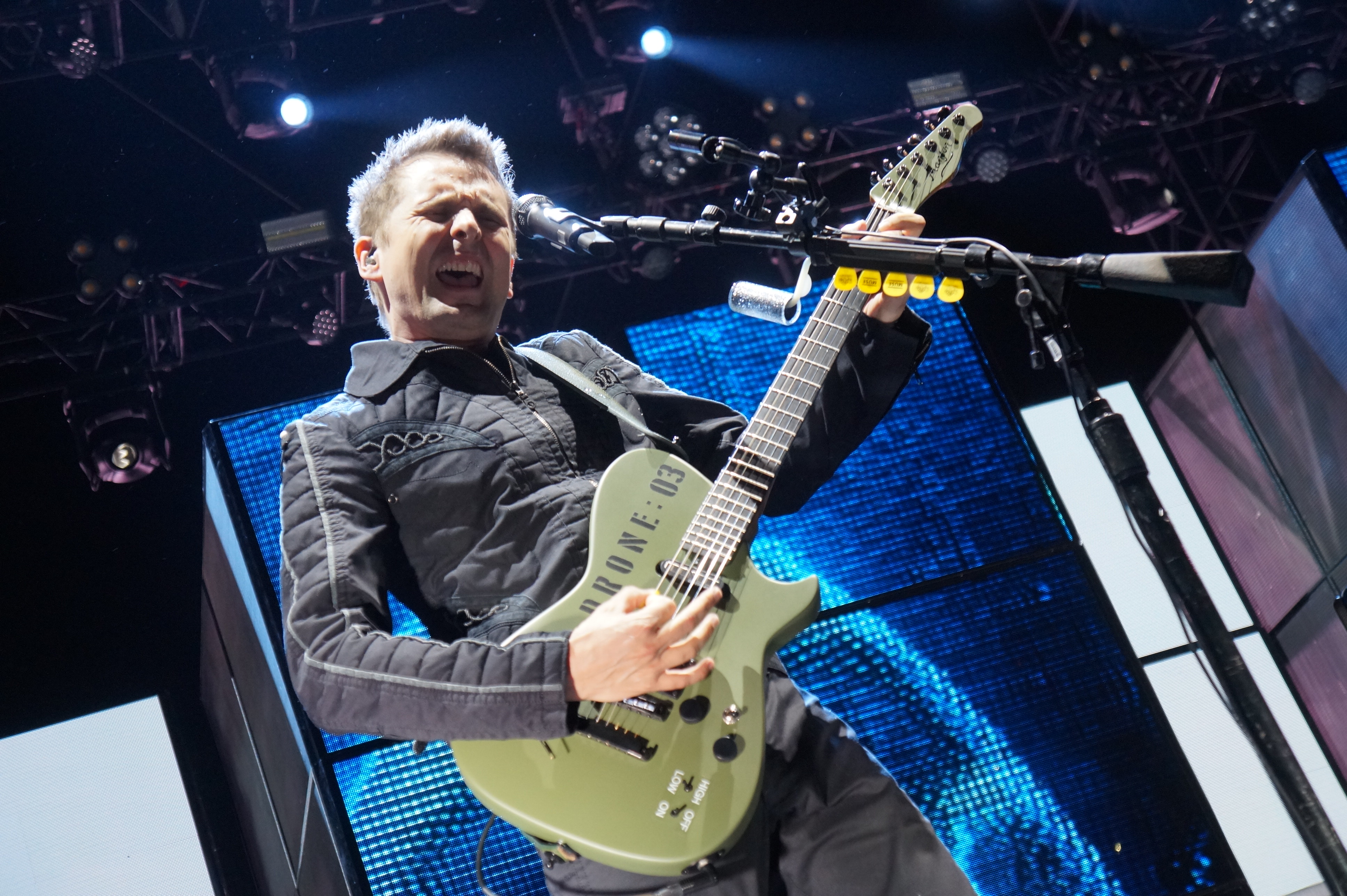Muse lors de son concert aux arènes ce lundi 18 juillet. (Photo Baptiste Manzinali / Objectif Gard)