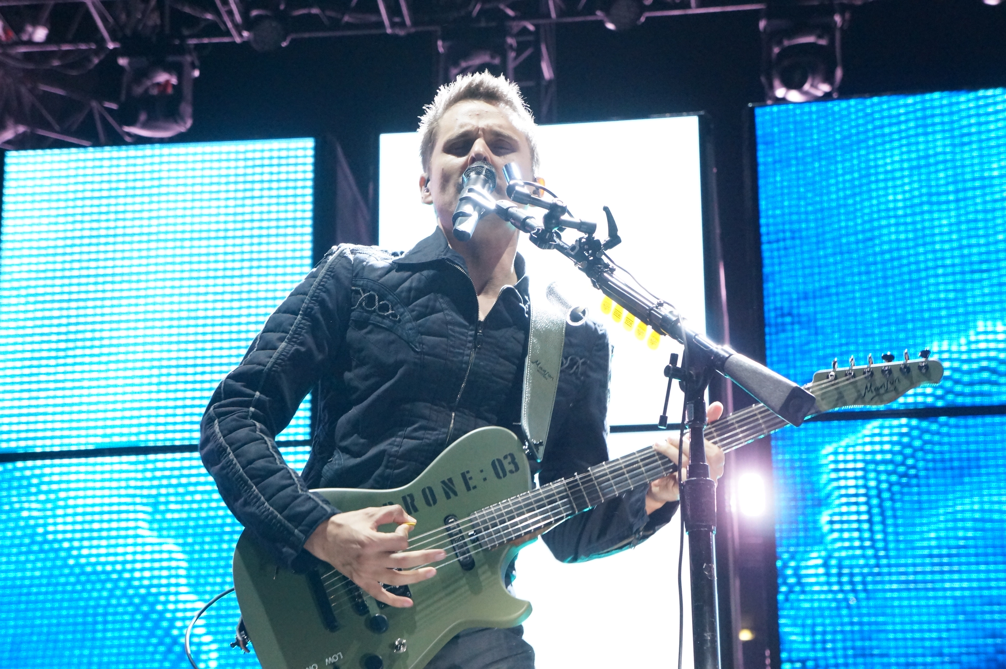 Muse lors de son concert aux arènes ce lundi 18 juillet. (Photo Baptiste Manzinali / Objectif Gard)