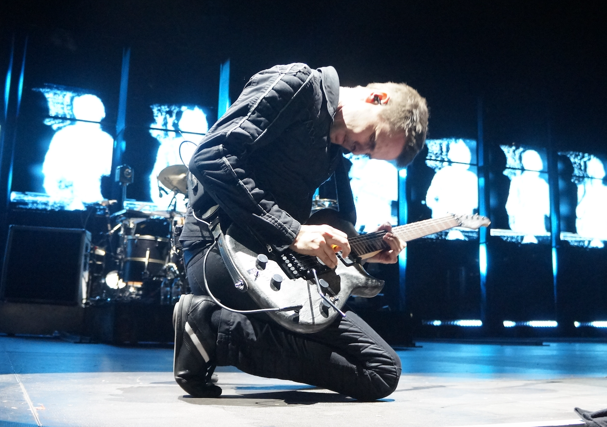 Muse lors de son concert aux arènes ce lundi 18 juillet. (Photo Baptiste Manzinali / Objectif Gard)