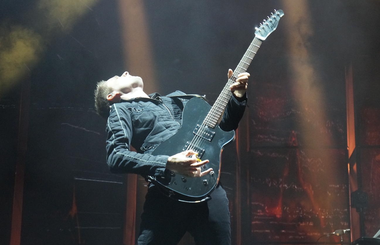 Muse lors de son concert aux arènes ce lundi 18 juillet. (Photo Baptiste Manzinali / Objectif Gard)