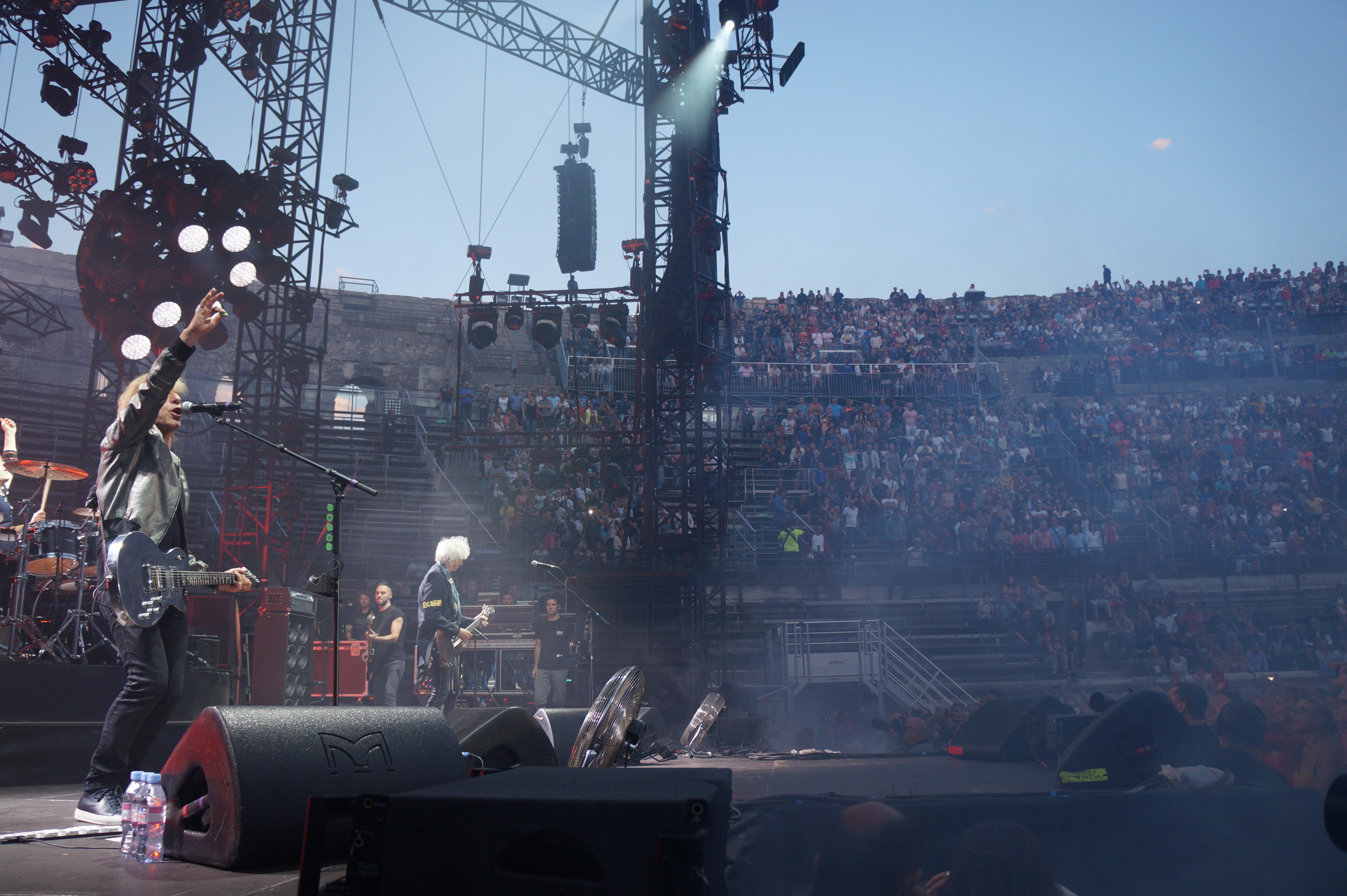 Les Insus - ex Téléphone - ont fait vibré les arènes hier soir, trente ans après la dissolution du groupe en 1986. (photo baptiste Manzinali / Objectif Gard)