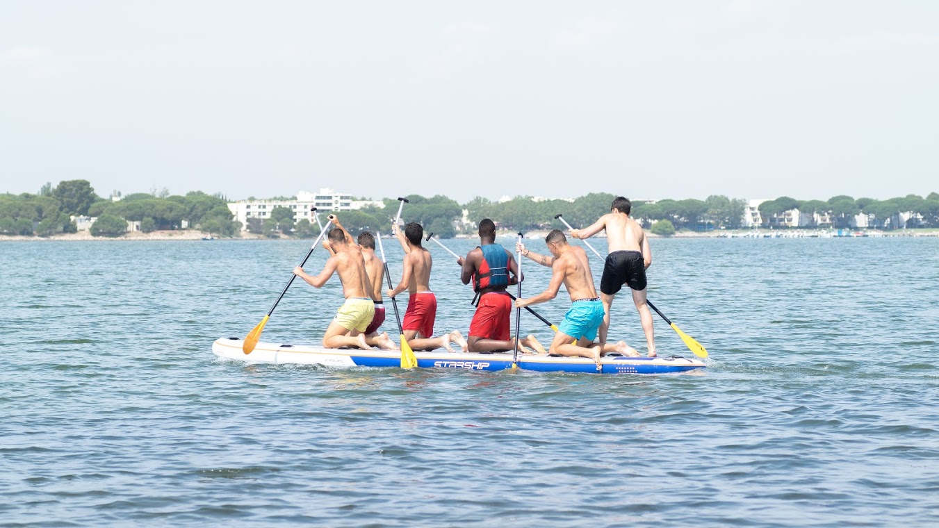 Initiation au paddle ce jeudi matin pour le staff et les joueurs du Nîmes Olympique. Photo Florian Pascual.