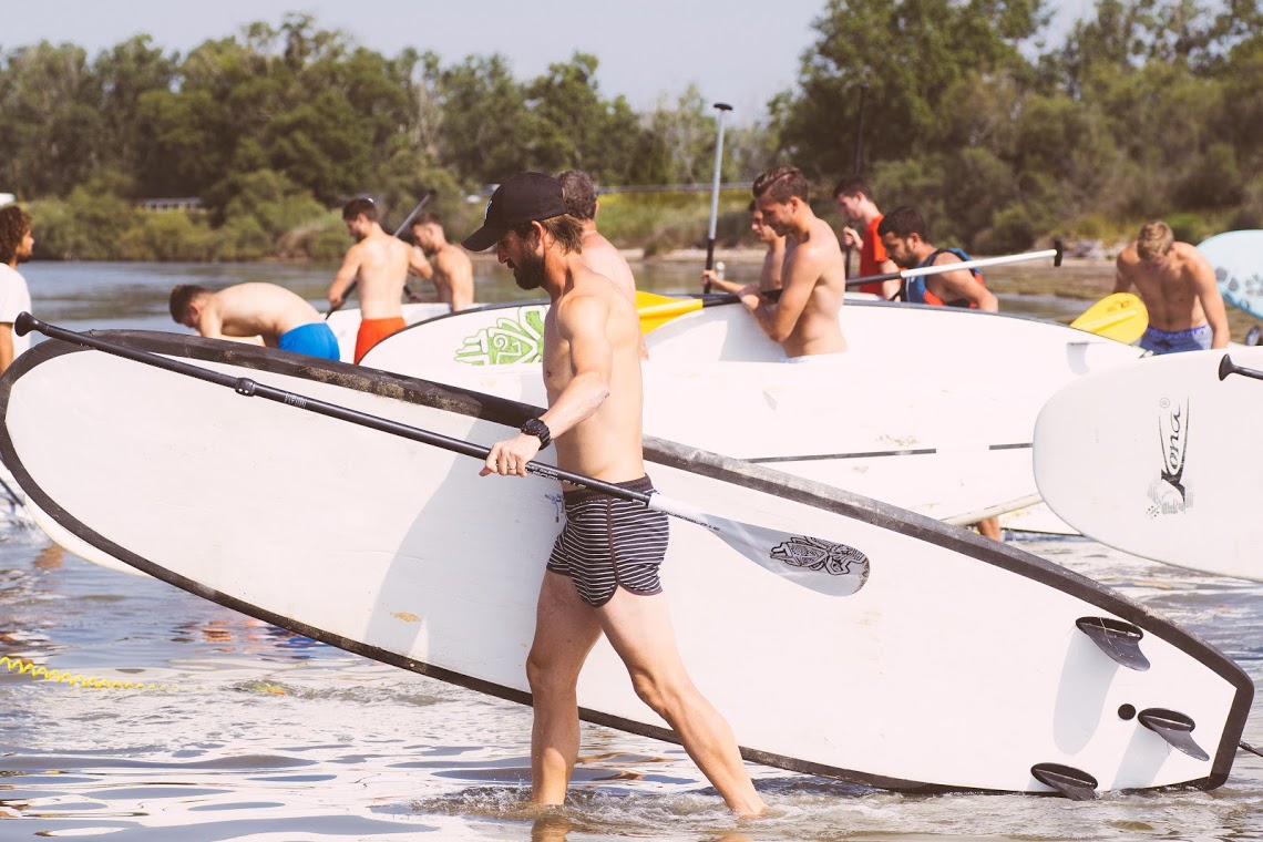 Initiation au paddle ce jeudi matin pour le staff et les joueurs du Nîmes Olympique. Photo Florian Pascual.