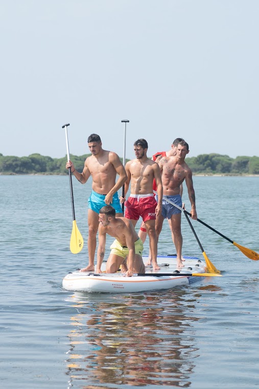 Initiation au paddle ce jeudi matin pour le staff et les joueurs du Nîmes Olympique. Photo Florian Pascual.