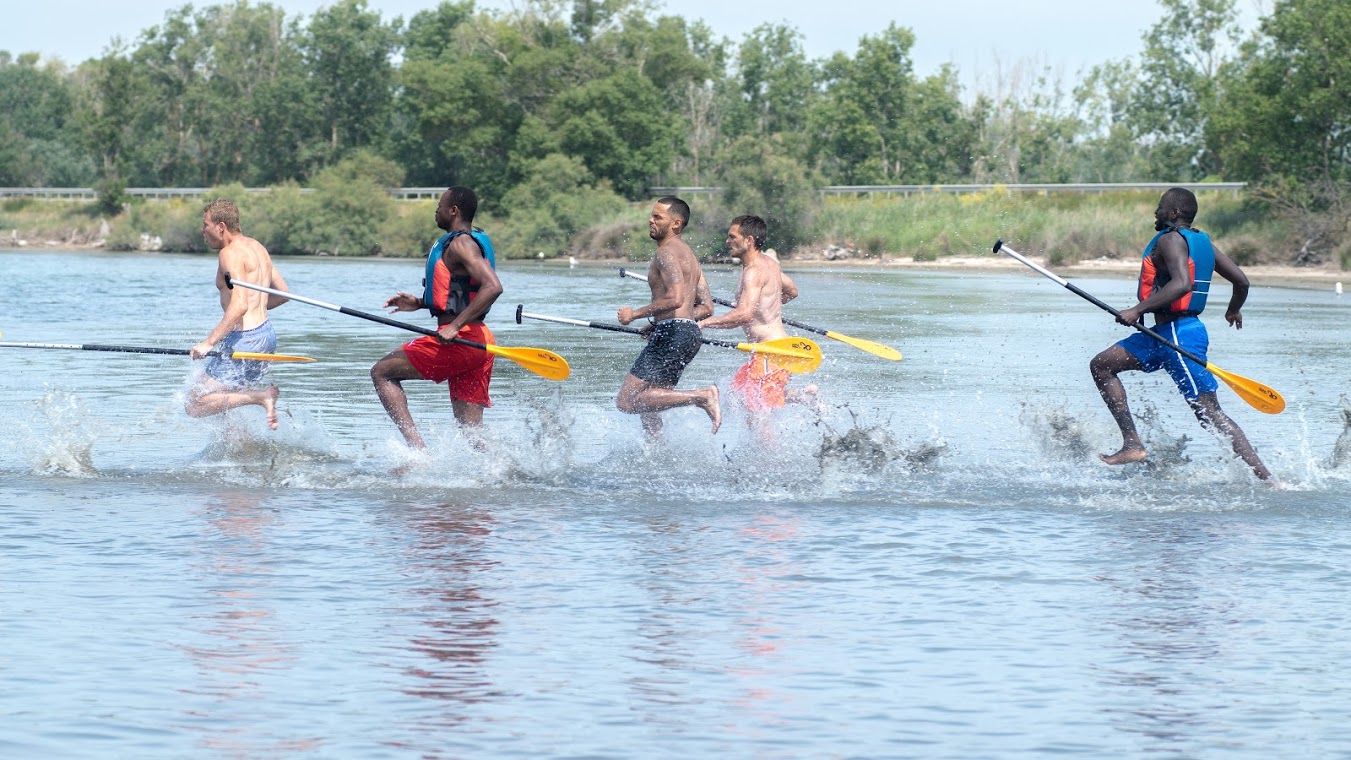 Initiation au paddle ce jeudi matin pour le staff et les joueurs du Nîmes Olympique. Photo Florian Pascual.