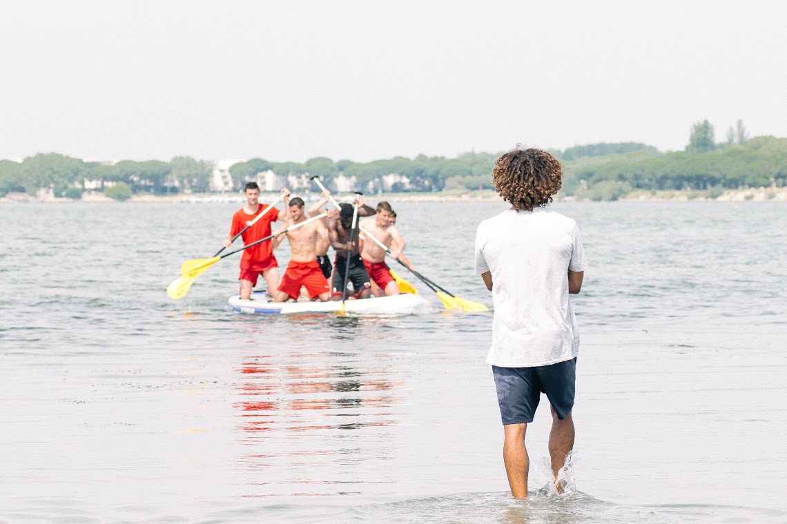 Initiation au paddle ce jeudi matin pour le staff et les joueurs du Nîmes Olympique. Photo Florian Pascual.