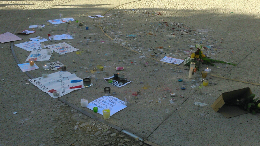 rassemblement-attentats-paris-arenes-de-nimes