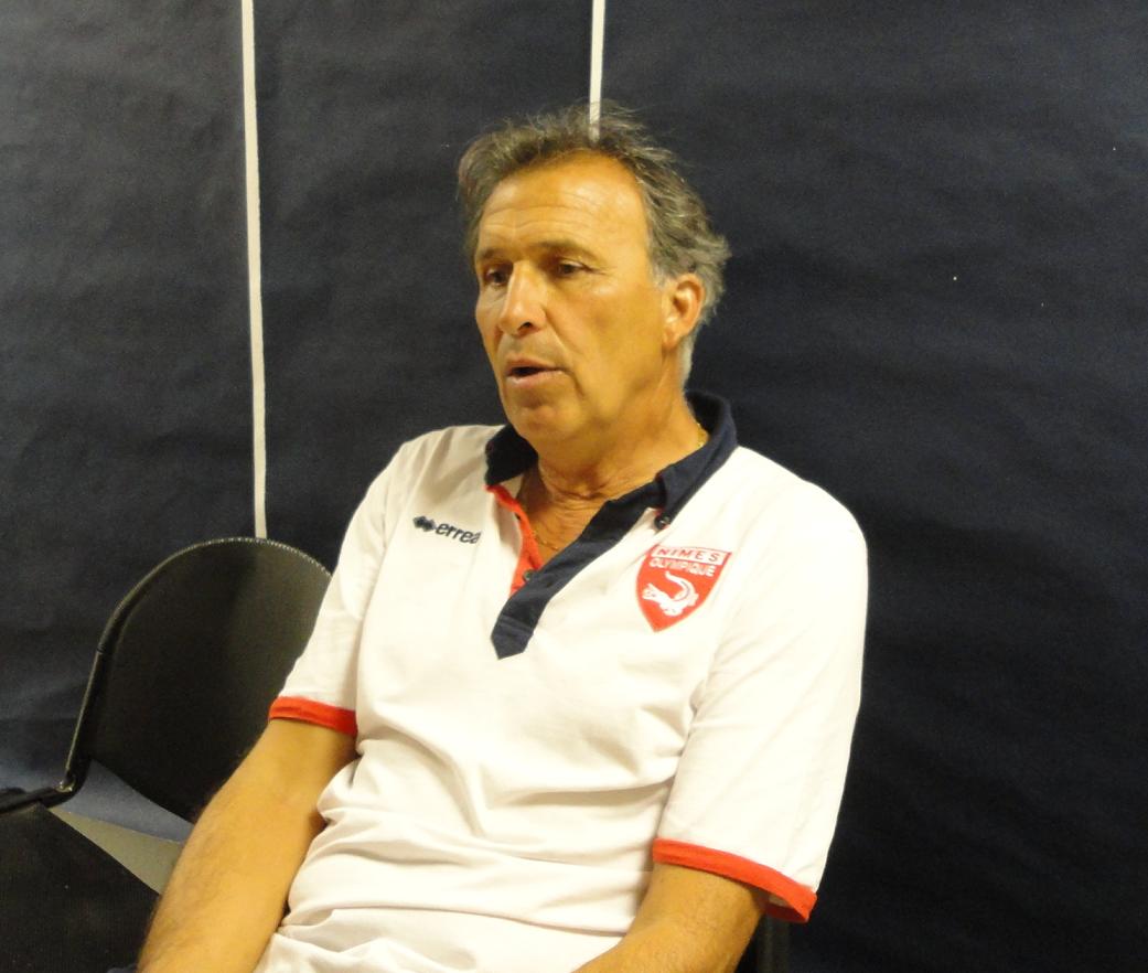 Victor Zvunka, en conférence de presse, après la défaite des Nîmois contre Monaco en Coupe de la ligue
