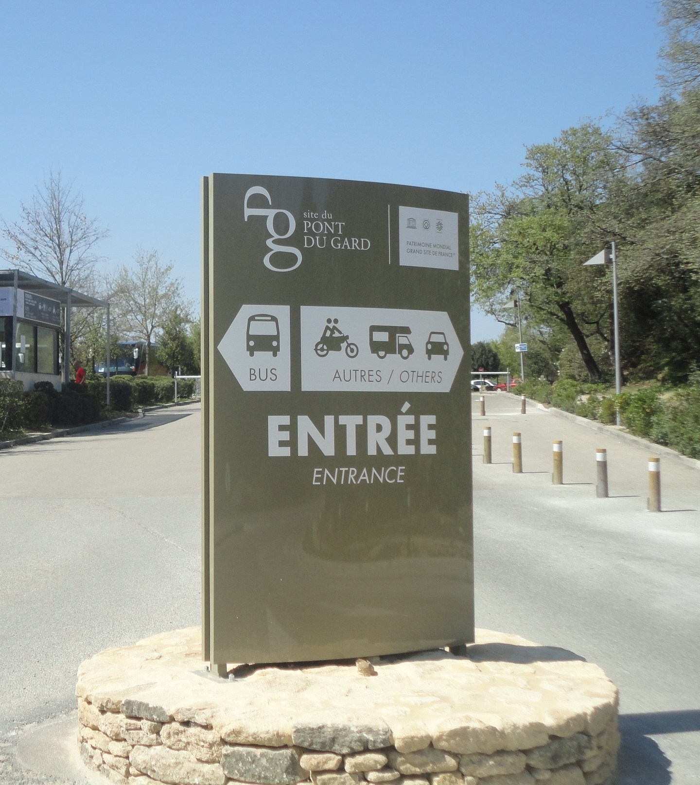 L'entrée du site du Pont-du-Gard, rive gauche. Où est le tarif pour les piétons ? 