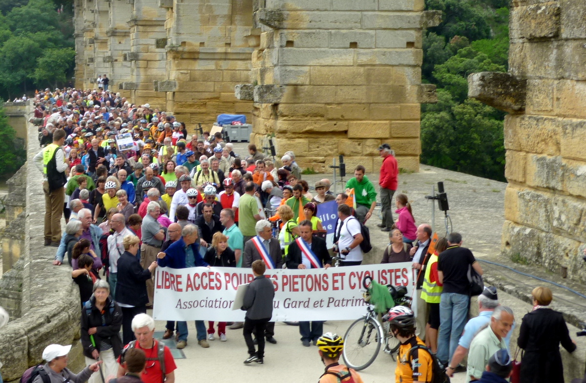 MANIF PONT DU GARD